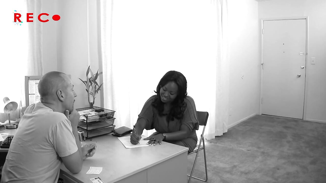 Černá milfka penetruje ptáka ve svém sladkém zadku