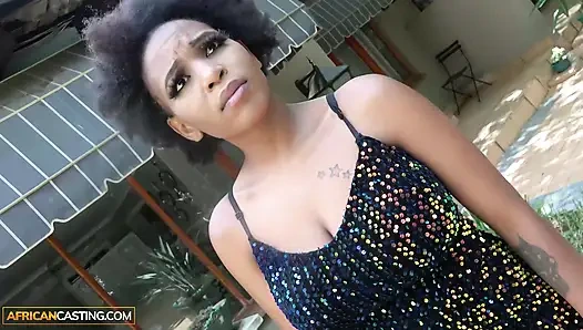 Büyük memeli zenci orta yaşlı seksi kadın kanepede oyuncu seçmelerinde büyük zenci yarağı yapımcısı tarafından derinden sikiliyor