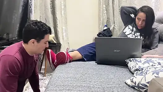 Kiffa spor ayakkabılarını yalarken ayak kölesini görmezden geliyor