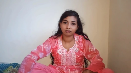 Bangladeşli otel ızgarası açık havada bir kız bekliyor, kim olduğunu bilmiyorum ama kendim için olup olmadığını görmeye çalışacağım. seks videosu