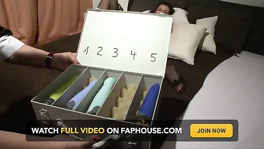 Esmer Alman ateşli üvey anne ev yapımı oyuncu seçmelerinde yumruklanıyor ve oyuncakla sikiliyor