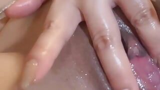 Nindy femme asiatique qui aime gicler l’orgasme