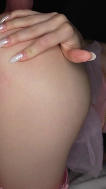 La poupée Dakota abandonne ses devoirs pour du sexe brutal dans la chambre - teenmegaworld | Clip 1