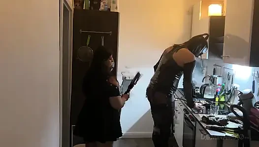 Dominante MILF dehnt latex-subs arsch weit in der küche