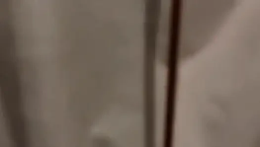 Stiefschwester liebt es, wenn ich sie in der dusche im dorf beobachte