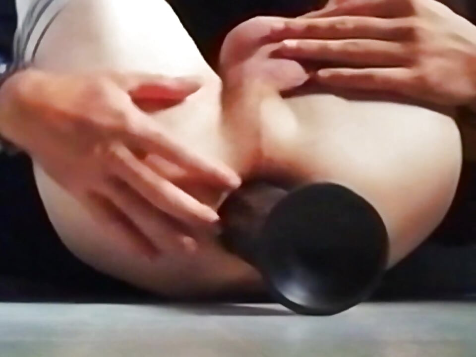 Худий молодий чоловік любить бачити свою дупу всередині