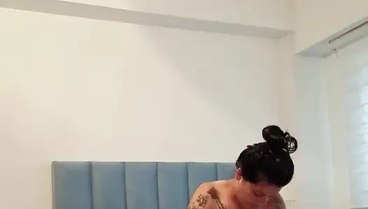 Er sehnte sich nach meinen großen titten, während ich putzen, also musste ich verpflichtet werden