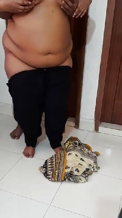 Üvey annem boşalmak için çıldırıyor, babam yan odada dinlenirken odama geliyor