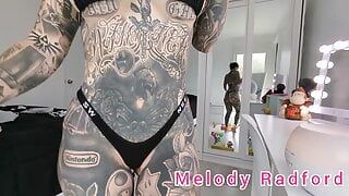 Sexy lieve g -string en microbikini passen op afstand Melody Radford