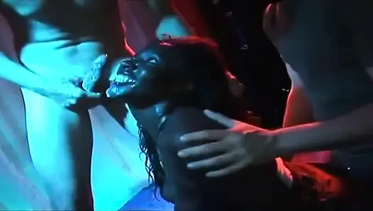 Zenci hatun yoğun parmaklama ve döl damlamasıyla genişliyor