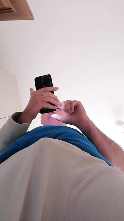 你听到我手在我坚硬肿胀的阴茎上手淫的声音