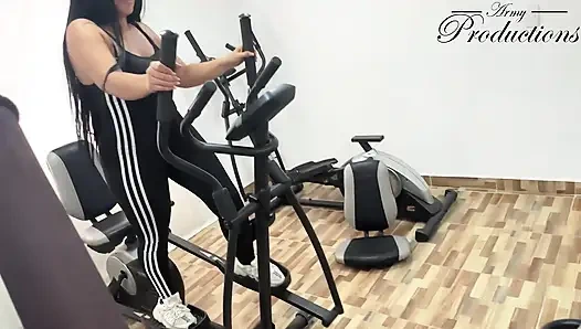 Spor salonu bakımcı adam gırtlağına kadar alıyor - doğal güzellik