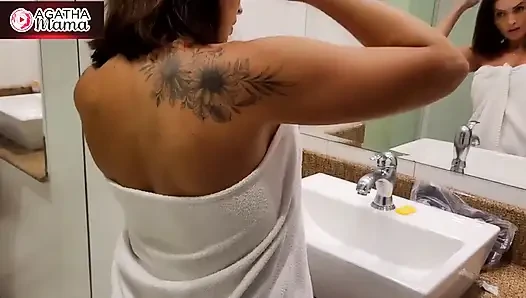 Payudara Agatha di bak mandi air panas ditambah handuk pendek - handuk jatuh, celana dalam menghilang dan saya memanaskan semuanya