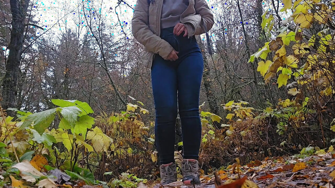 Ba đi tiểu, hai nhà vệ sinh