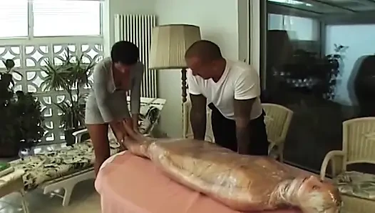 Plastik sarılmış sarışın sürtük acımasızca sikiliyor ve azdırılıyor