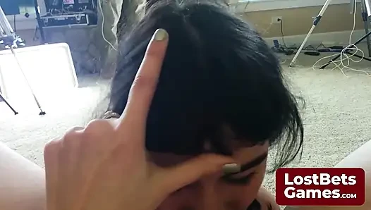 Dört ateşli lezbiyen striptiz hava pong oyunu oynuyor