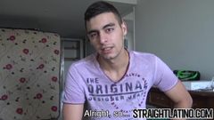 Un latino gay contre rémunération se fait baiser sans capote après une pipe en POV