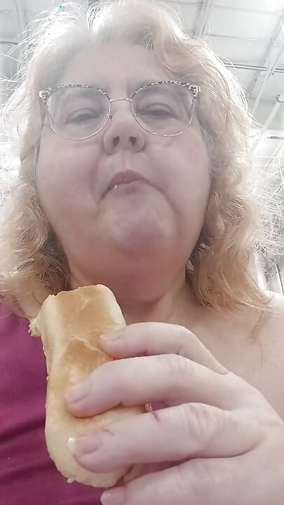 Devora um cachorro-quente depois de fazer compras nesta grande loja!