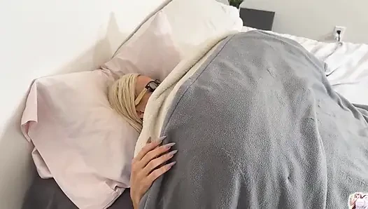 Isıtılmış battaniye göğüslerimin en büyük büyümesine neden oluyor! Sıcak bir battaniyenin göğüsleri büyütebileceğini kim bilirdi?