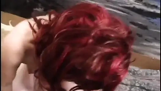 Cewek cebol berambut merah memanjakan cowok tampan