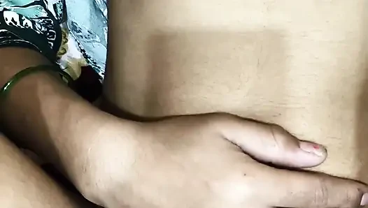 Mengangkat kedua kaki pacar. Pacar disetubuhi tanpa ampun