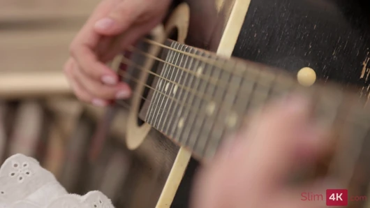 Ashly rabbit - 4k - sambil main gitar