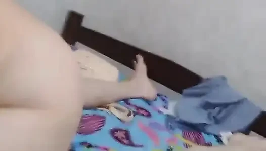 Симпатичную тинку трахает ее пасынку, пока ее родители в другой комнате