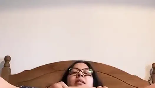 Cewek semok asia lagi asik ngentot pantat dan memek aduhainya