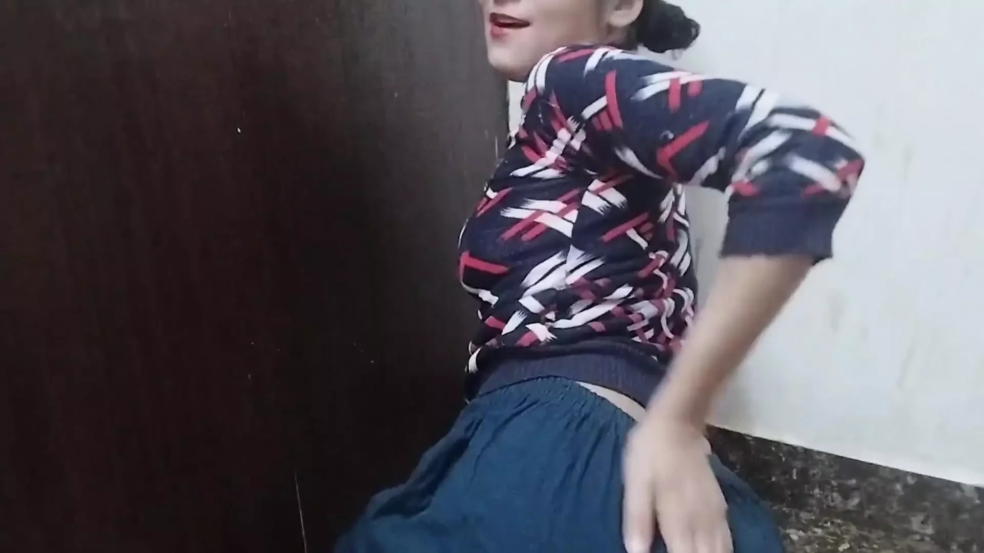 Desi aunty ko saman dene ke bahane pel diya