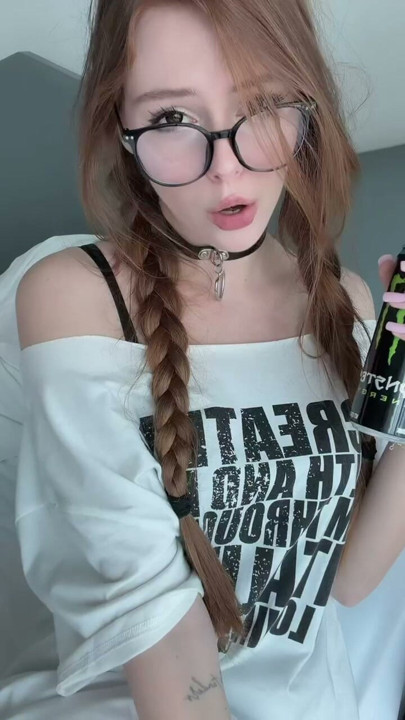 Belle rousse détendue sur le lit avec un regard espiègle