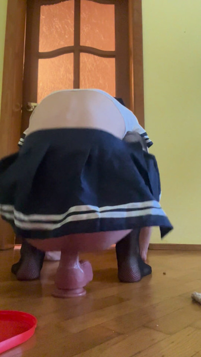femboy suka mainan besar