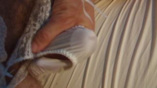 Crossdresser em lingerie branca de seda (thlin0968)