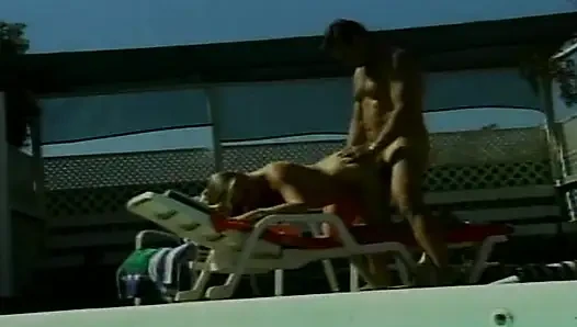 Pool-fick mit atemberaubendem blondem pornostar