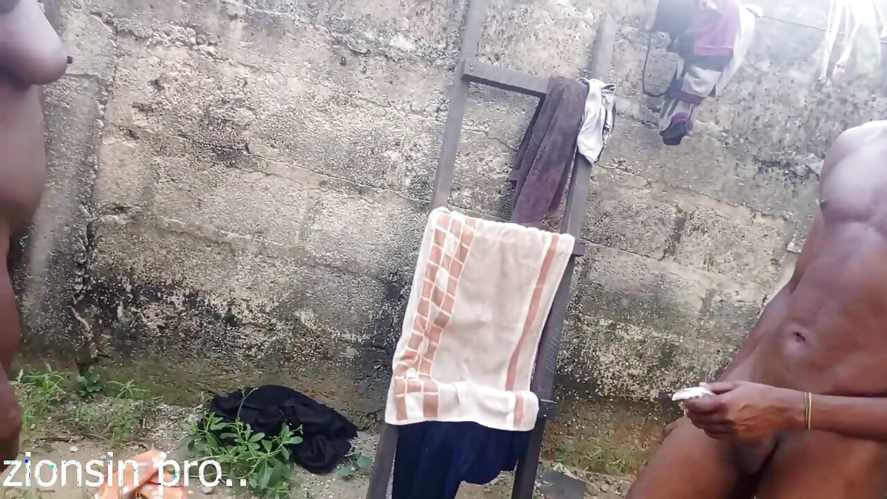 Ditangkap mengongkek adik tiri berpantat besar di belakang rumah kerana raksasa akan masuk dari pintu utama