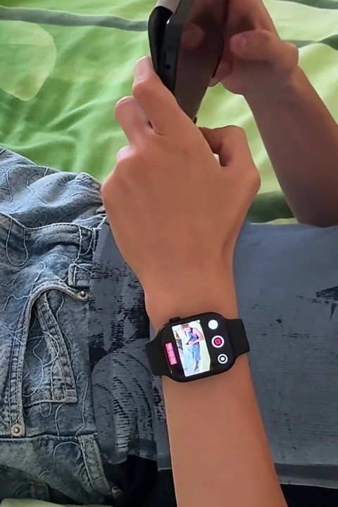 Schattige Twink blijft telefoonspelletjes spelen terwijl zijn lul wordt gezogen en voeten gelikt