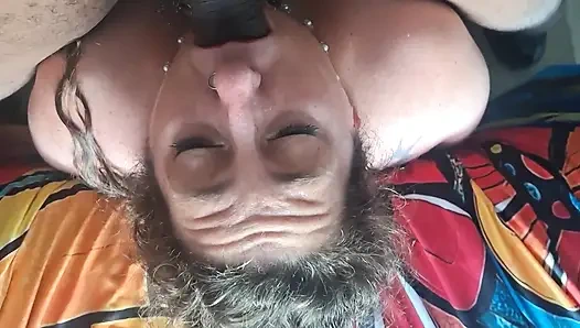 Покорную толстушку-шлюшку грубо трахнул в рот большой черный член