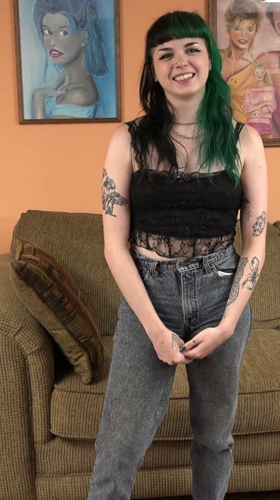 Ruiva de cabelos verdes Eliza Bea chupa Logan para sua estreia pornô