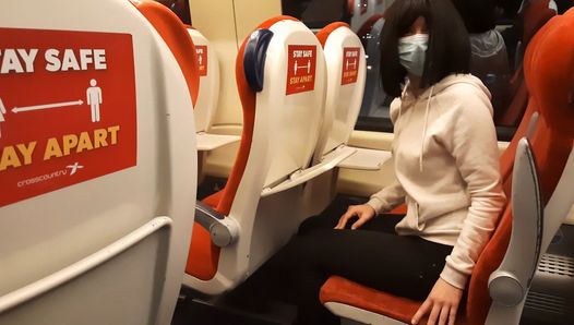 Paja de polla en público en el tren - chica extraña me pajeó