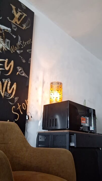 Băiatul se masturbează și ejaculează cu noua lui jucărie