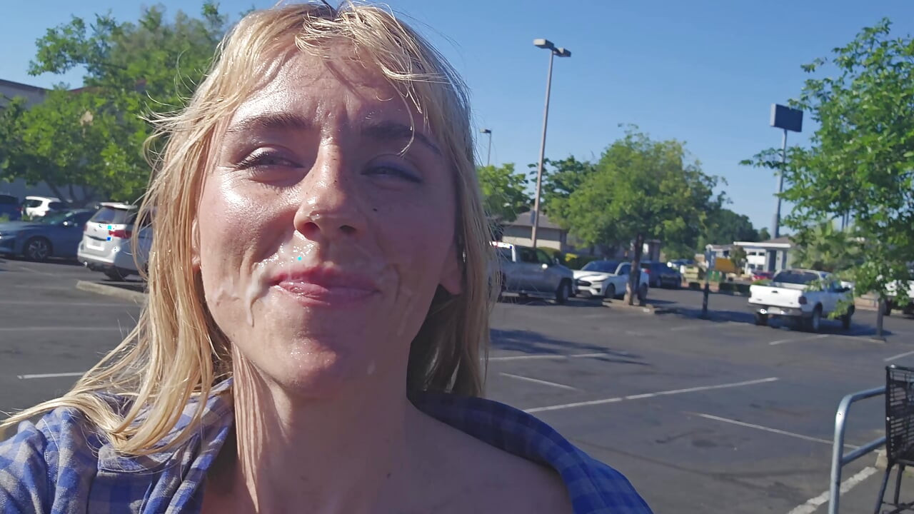 Pequena Loira Faz Garganta Profunda Em Estacionamento Público