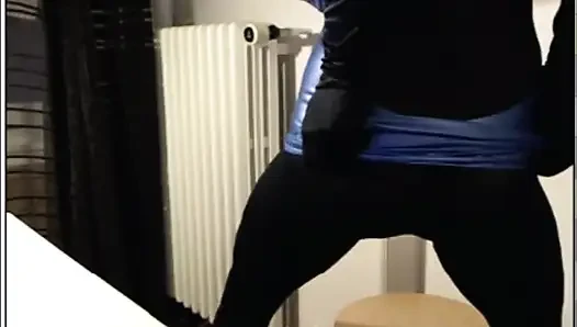 Mavi taytlı elbiseli boşalma çeşmesi