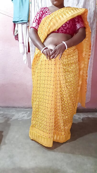Sari amarelo soltando solo sfw
