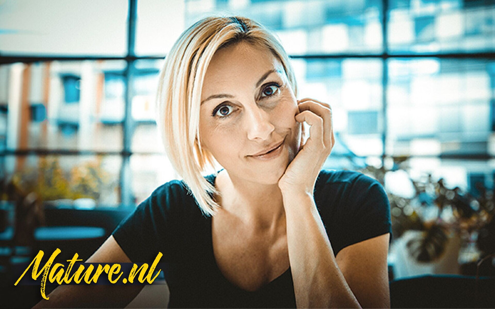 Plavuša MILF Eva Black zove svog tajnog ljubavnika s velikim kurcem za svršavanje unutra