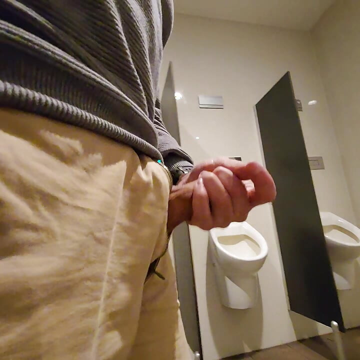 Светит, дрочит, кончает и писает