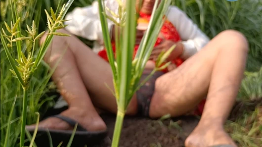My stepsister is quenching her thirst by putting her fingers in her pussy in the field, the stepbrother secretly saw