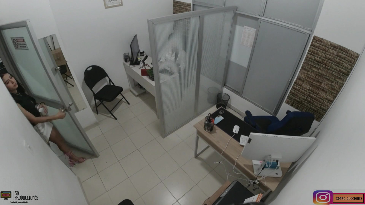 为了减轻压力，我给了我的同事在她的大阴户上几个很好的吻 - 西班牙语色情