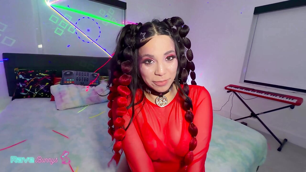 Червени лъкове, блестящи лунички Gigi Star притежава стаята с черна светлина тази вечер!
