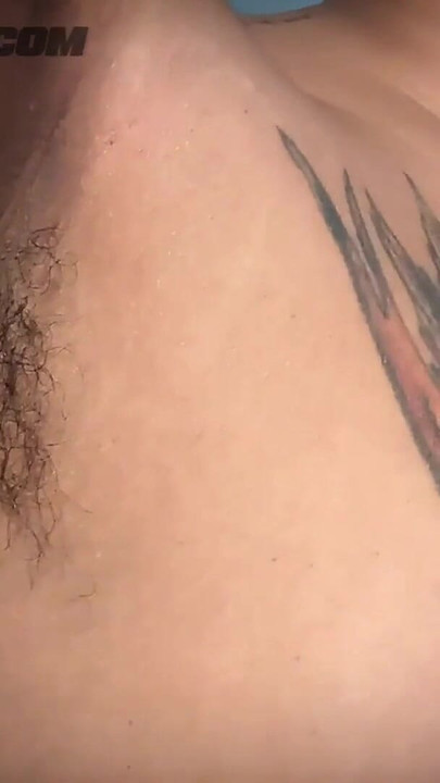 OBOŽAVANJE znojnog pazuha i mlazova precuma na španjolskom | Isječak 2