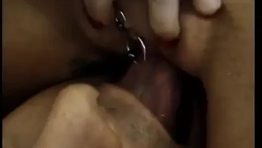 Cowok ini jilat memek cewek rambut cokelat di ranjang sambil disepong sama cowok rambut pirang