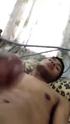 Melayu pancut atas katil